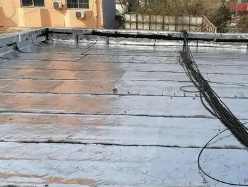 旺苍卫生间漏水维修公司分享下旺苍屋面楼顶防水刚性防水层施工要点。